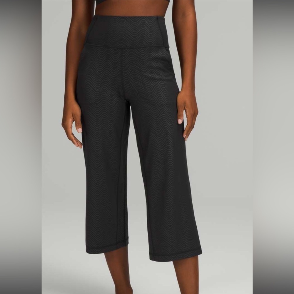 🔥Lululemon size 6 Lessing capri wide leg